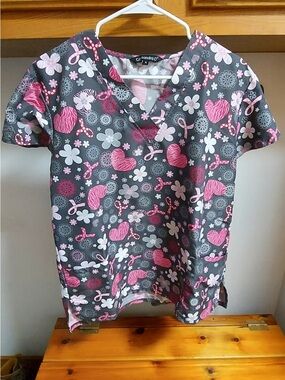 Women's Gray V-Neck Scrub Top with Pink Heart & Ribbon Print